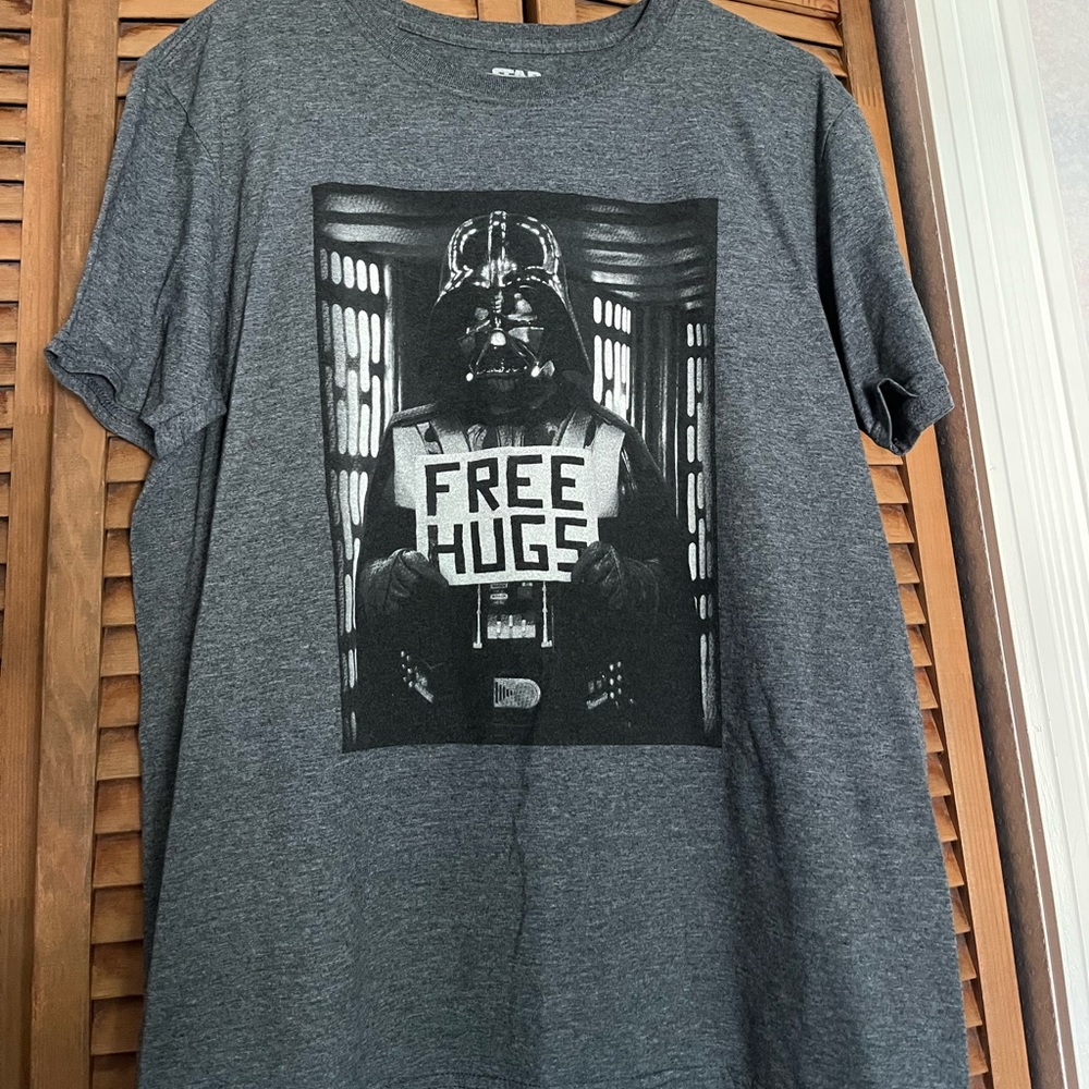 “Free Hugs” Darth Vader/ Star Wars Tee 🖤